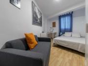 Habitación en apartamento de 5 dormitorios en Quatre...