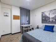 Habitación en apartamento de 5 dormitorios en Quatre...