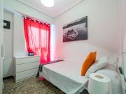 Habitación en apartamento de 5 dormitorios en Quatre...