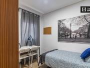 Habitación en apartamento de 5 dormitorios en Quatre...