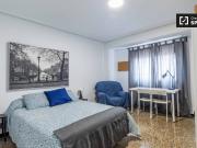 Habitación en apartamento de 5 dormitorios en Quatre...