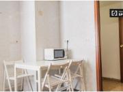 Habitación en apartamento de 5 dormitorios en Quatre...