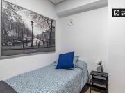 Habitación en apartamento de 5 dormitorios en Quatre...