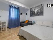 Habitación en apartamento de 5 dormitorios en Quatre...
