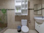 Habitación en apartamento de 5 dormitorios en Quatre...