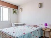 Habitación en apartamento de 5 dormitorios en Quatre...