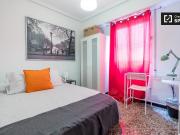 Habitación en apartamento de 5 dormitorios en Quatre...