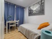 Habitación en apartamento de 5 dormitorios en Quatre...