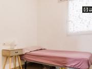 Habitación en apartamento de 5 dormitorios en Quatre...