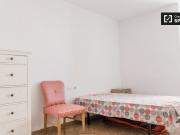 Habitación en apartamento de 5 dormitorios en Quatre...