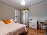 Habitación en apartamento de 6 dormitorios en Extramurs,...