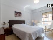 Habitación en apartamento de 6 dormitorios en Quatre...