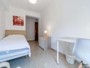 Habitación en apartamento de 6 dormitorios en Quatre...