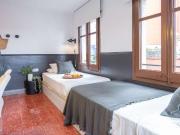 Habitación en apartamento de 15 habitaciones en el Camp...