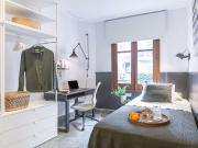 Habitación en apartamento de 15 habitaciones en el Camp...