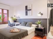 Habitación en apartamento de 15 habitaciones en el Camp...