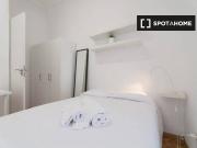 Habitación en piso de 10 habitaciones en L'Esquerra...