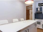 Habitación en piso de 10 habitaciones en LEsquerra de...