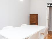 Habitación enorme con amplio espacio de almacenamiento...