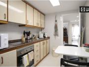 Habitación enorme con cómoda en el apartamento de 2...