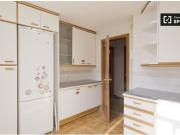 Habitación enorme con cómoda en el apartamento de 5...