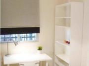 Habitación enorme con cómoda en un apartamento de 4...