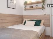 Habitación enorme con escritorio en el apartamento...