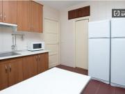 Habitación enorme con escritorio en piso compartido,...