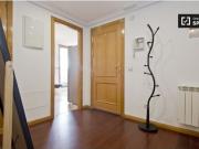 Habitación enorme con escritorio en un apartamento de 5...