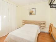 Habitación enorme en un apartamento de 4 dormitorios en...