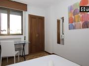 Habitación enorme en un apartamento de 5 dormitorios en...