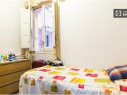 Habitación equipada con armario independiente en...