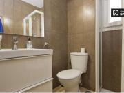 Habitación equipada con armario independiente en un...