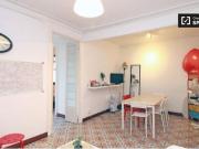 Habitación equipada con armario independiente en un...