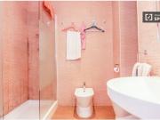 Habitación equipada con armario independiente en un...