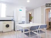 Habitación equipada con armario independiente en un...