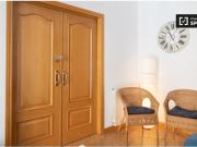 Habitación equipada con balcón en un apartamento de 7...