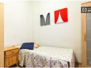 Habitación equipada con cajonera en apartamento de 4...