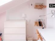 Habitación equipada con calefacción en un apartamento de...