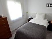 Habitación equipada con cómoda en un apartamento de 3...