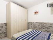 Habitación equipada con escritorio en apartamento de 4...