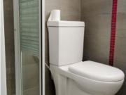 Habitación equipada con escritorio en piso compartido,...