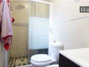 Habitación equipada con escritorio en un apartamento de...