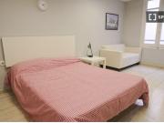 Habitación equipada con escritorio en un apartamento de...