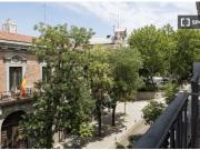 Habitación equipada con escritorio en un apartamento de...