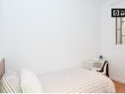 Habitación equipada con escritorio en un apartamento de...