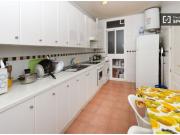 Habitación equipada con estantería en piso compartido,...