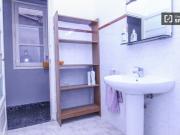 Habitación equipada con estanterías en piso compartido,...