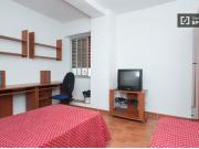 Habitación equipada con televisión en piso compartido,...