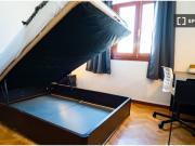 Habitación equipada con televisión en piso compartido,...